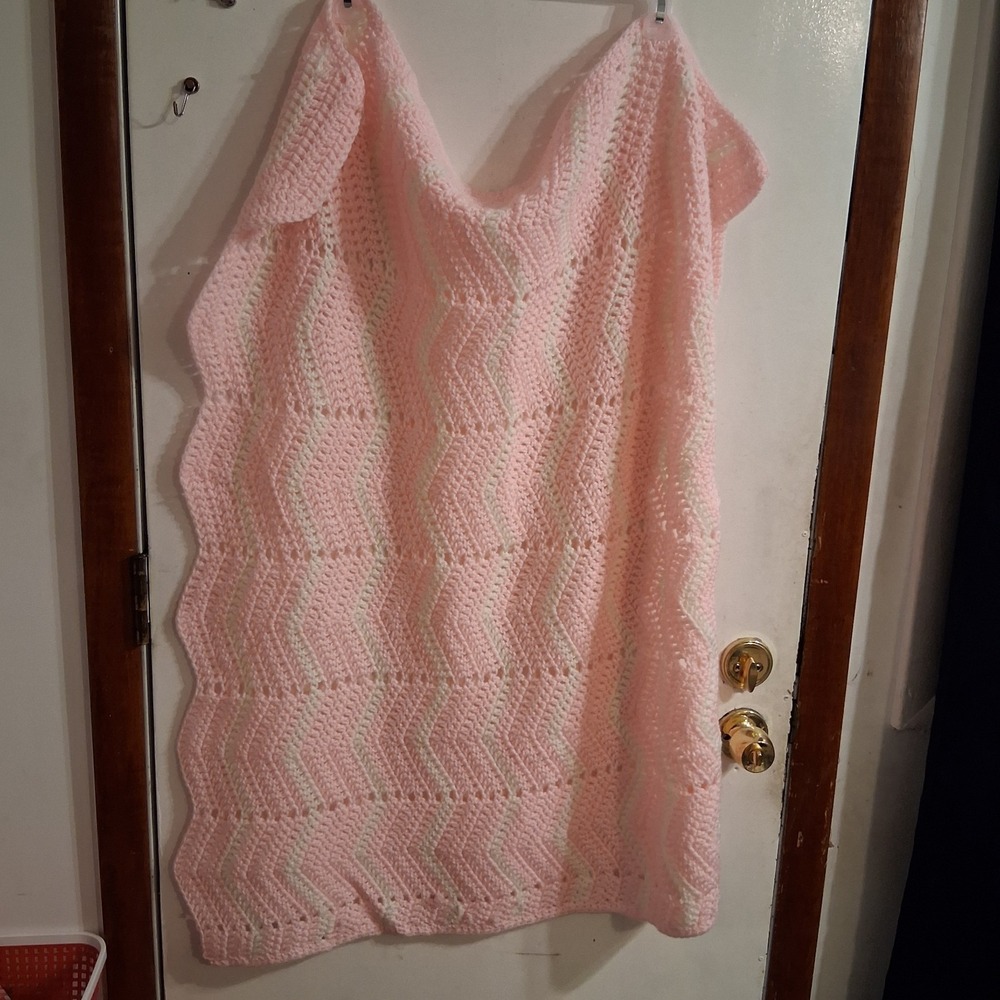 Beautiful Vtg Handmade Crochet Scalloped Baby Blanket Pink White PRISTINE
